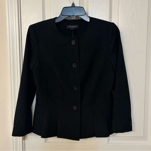 Ann Taylor Black Pleated Hem Jacket in Black Size 4P